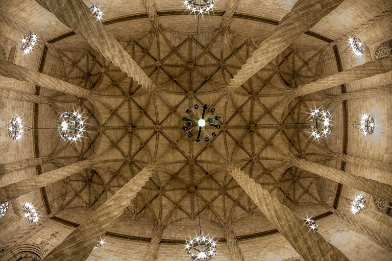 Techo de la Sala de Contratación de la Lonja de la Seda de Valencia, con columnas torsas y bóvedas de crucería